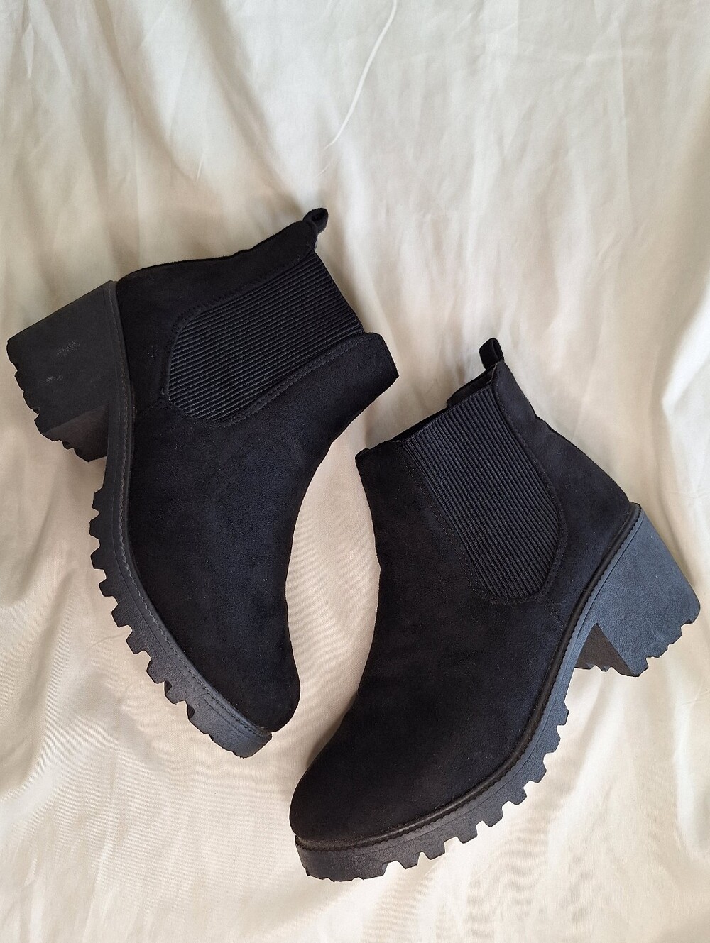 Cleated Chunky Chelsea Suede Round Toe Ankle Boots w/ Block Heel in Black Size 8